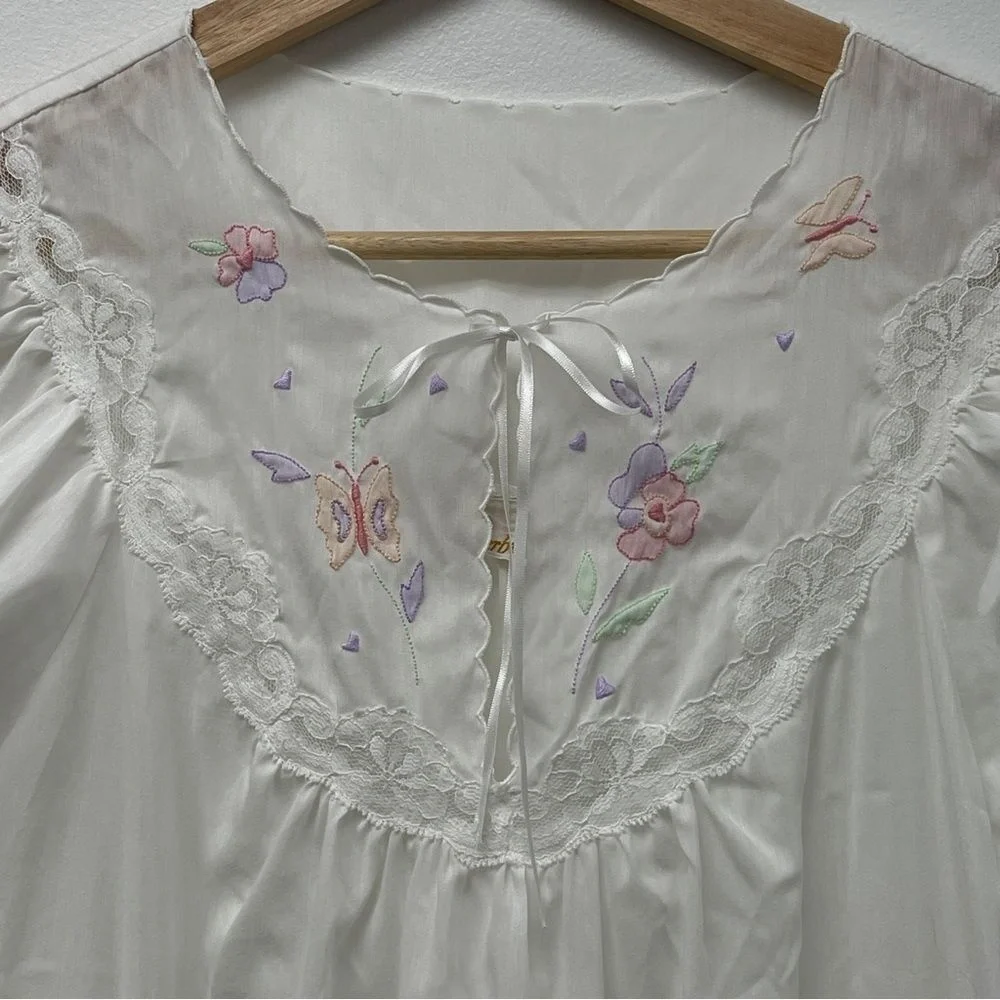 Vintage Barbizon Short-sleeved Nightgown size medium. White floral Lace nightie